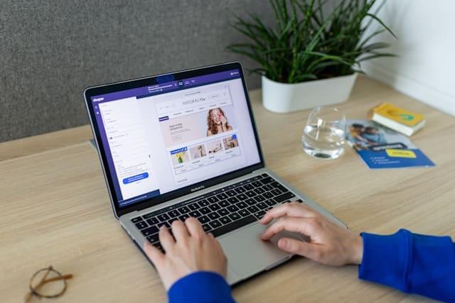 Un jeune homme navigue sur le site d'une marketplace.