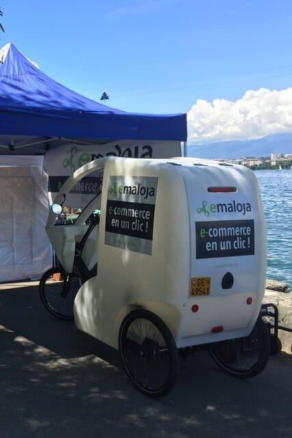 Un cyclo-cargo arborant le label d'Emaloja.