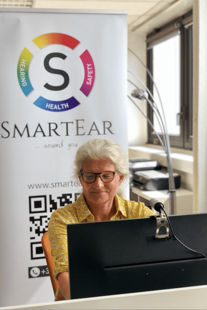 Une femme sourde travaille chez SmartEar.