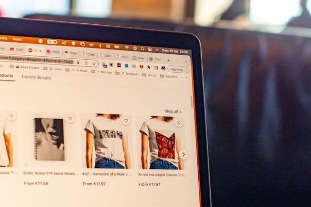 Un ordinateur affiche un site e-commerce.