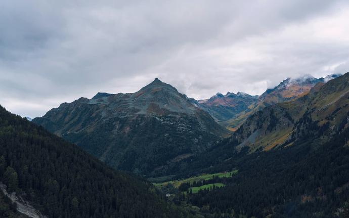 Le village de Maloja en Suisse. Sa vallée et ses montages.