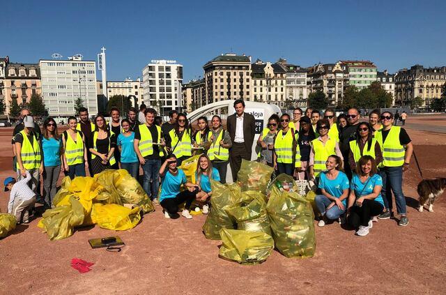 Des bénévoles participant au World Clean Up Day.