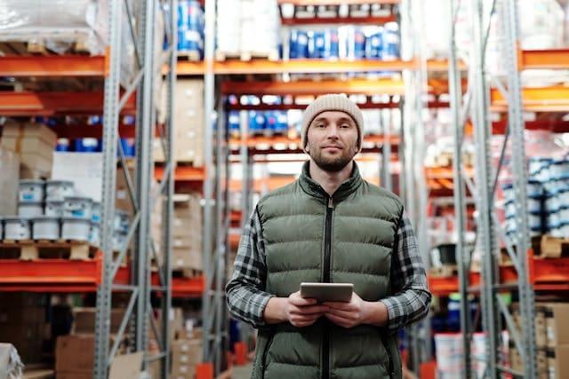 Un logisticien à l'entrepôt