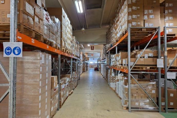 Une allée de l'entrepôt