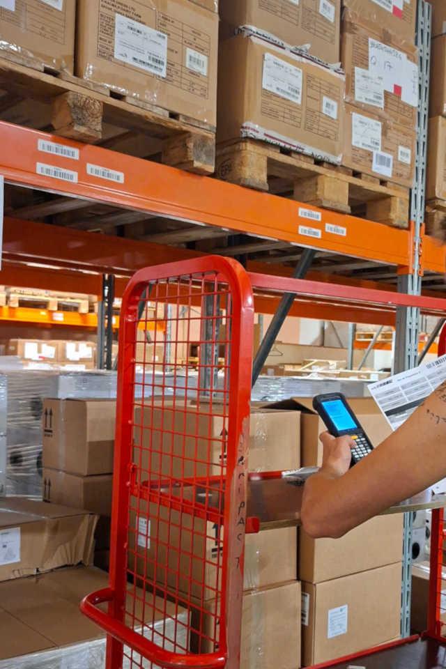 Préparation d'une commande dans l'entrepôt. Pile de cartons sur un rack.