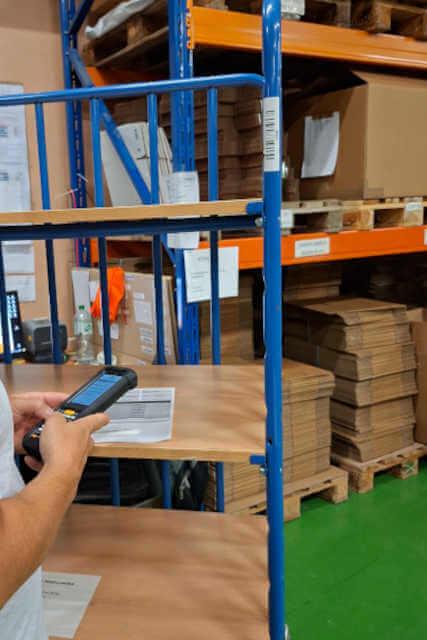 Un employé prépare une commande avec un appareil