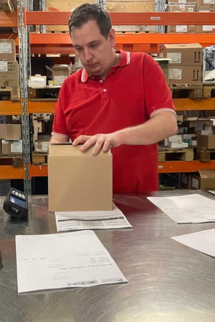 Un employé emballe un produit