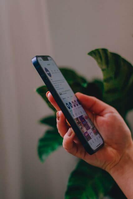 Une femme navigue sur sont téléphone portable