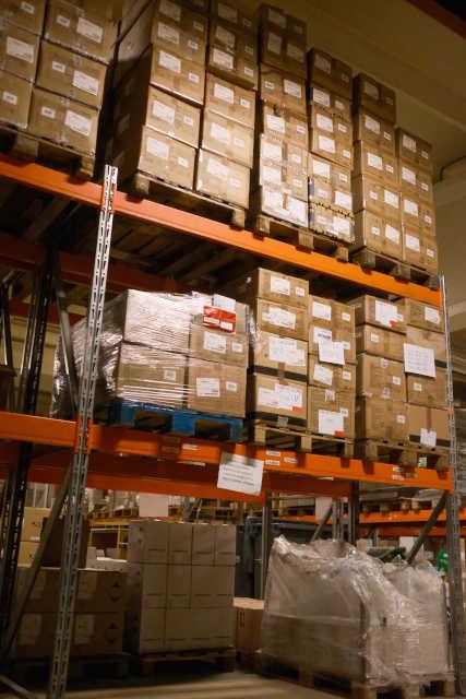 Marchandise entreposée sur des étagères