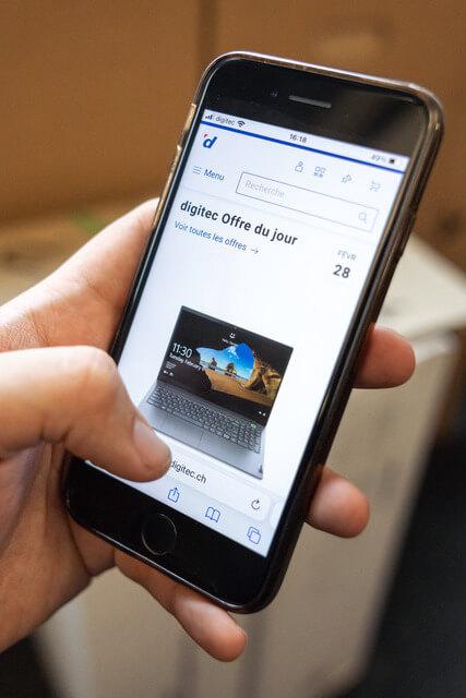Someone is looking at Digitec’s deal of the day on their mobile.
