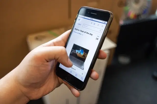 Une personne navigue sur la marketplace suisse Galaxus.