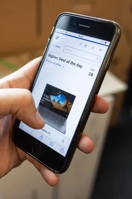 Someone is looking at Digitec’s deal of the day on their mobile.