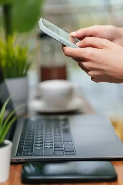 Un homme navigue depuis son portable sur un site de vente en ligne.