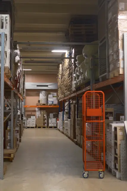 Une allée de l'entrepôt avec des marchandises sur les étagères.