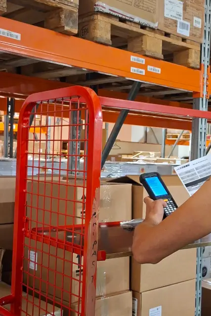 Préparation d'une commande dans l'entrepôt. Pile de cartons sur un rack.