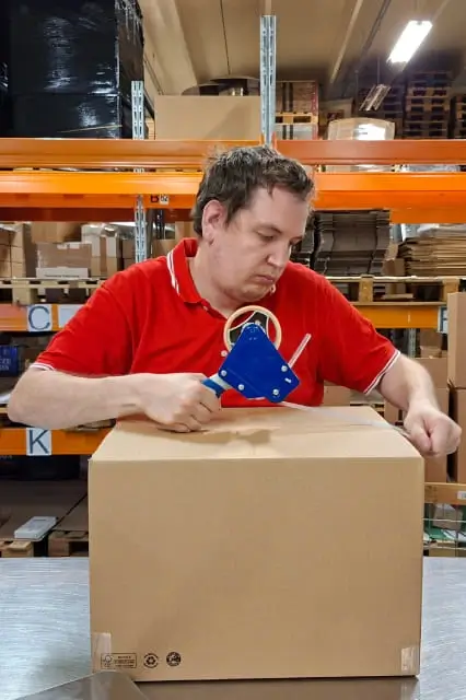 un employé met une commande en carton