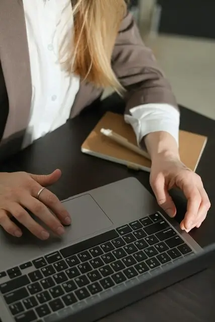 Secrétaire devant son ordinateur
